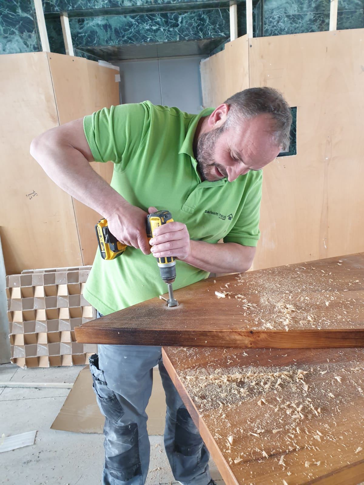 Mitarbeiter von Parkett Haus Stuttgart bei der Arbeit an einer Holzdiele